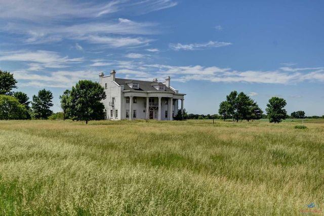 Antebellum house in La monte Mo exterior