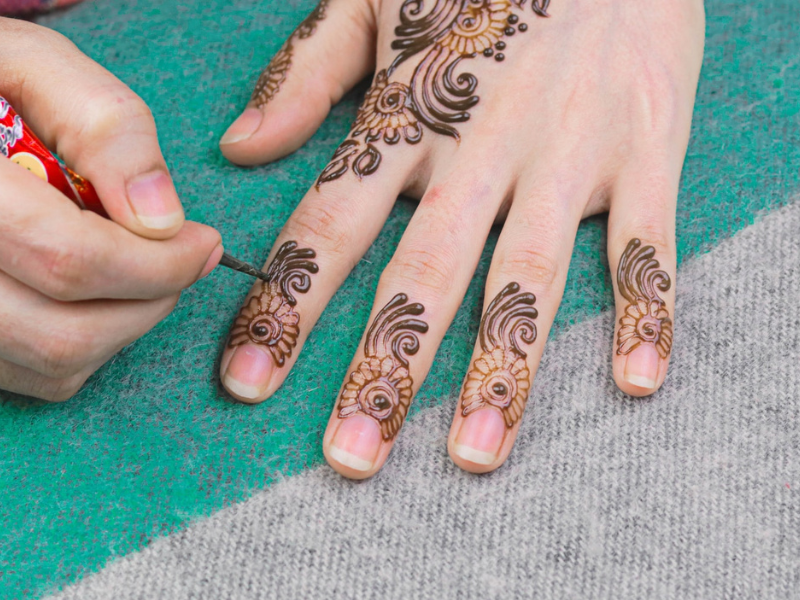 mall kiosk ideas - temporary tatoos (henna on hand)