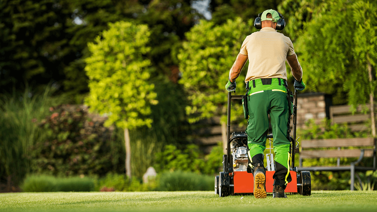 how to hire a groundskeeper